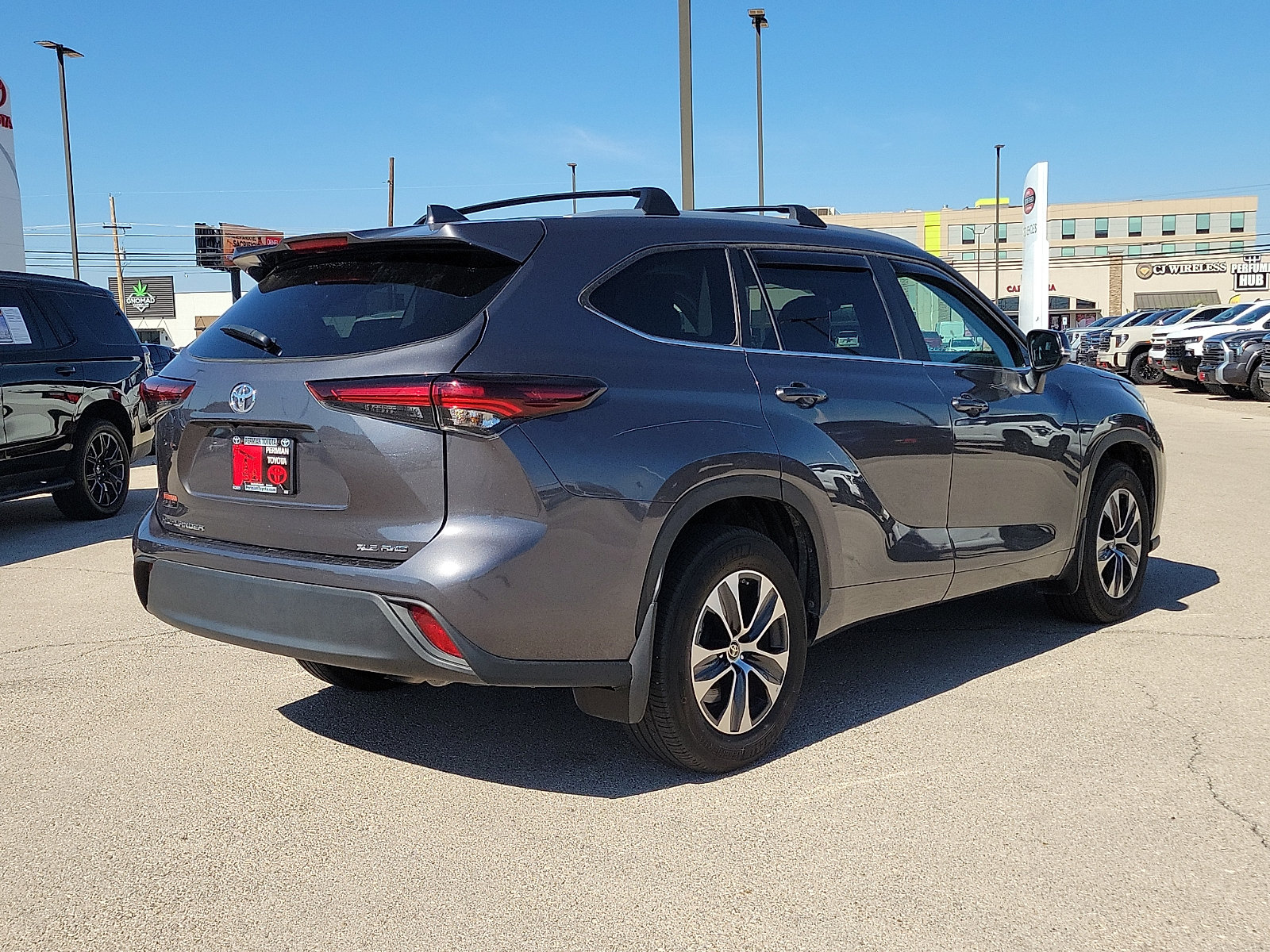 Used 2024 Toyota Highlander XLE AWD/4WD image 4