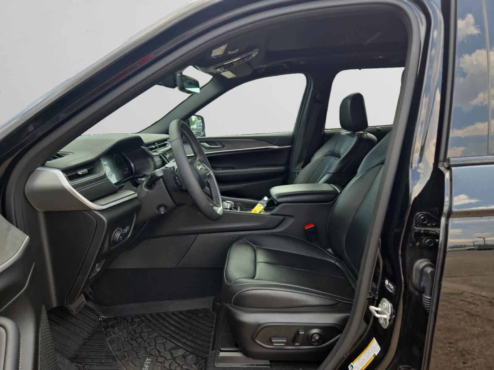 Certified 2025 Jeep Grand Cherokee Limited w/ Luxury Tech Group II RWD image 9