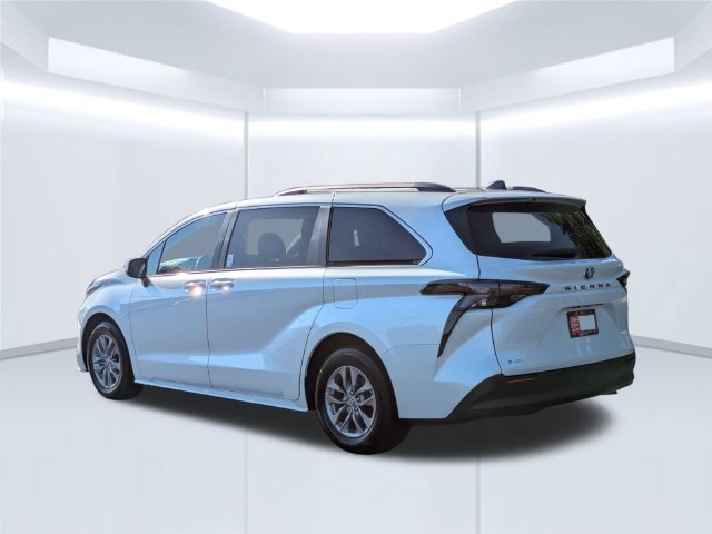 Certified 2026 Toyota Sienna XLE FWD image 7