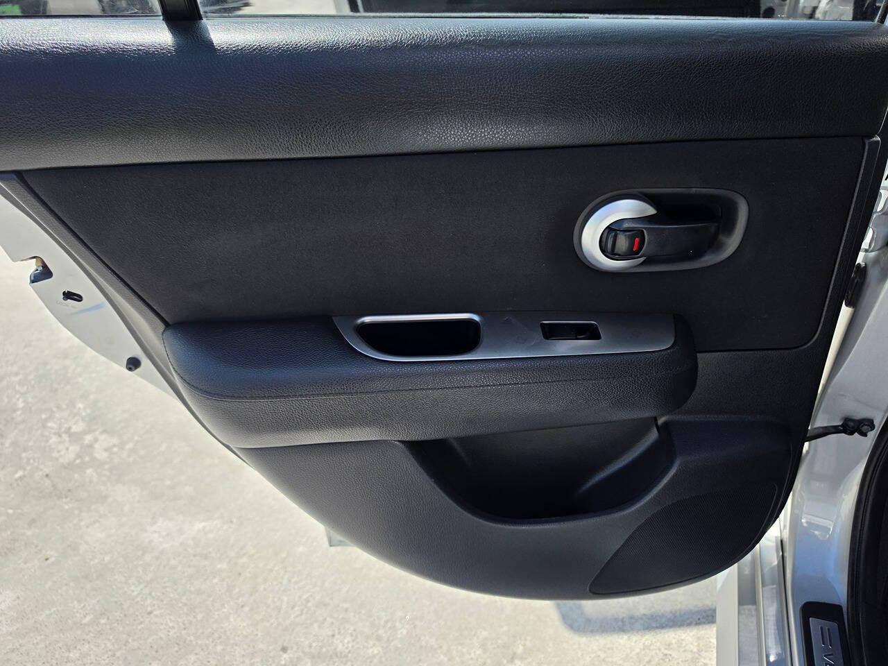 Used 2012 Nissan Versa Hatchback w/ SL Navigation Pkg FWD image 20