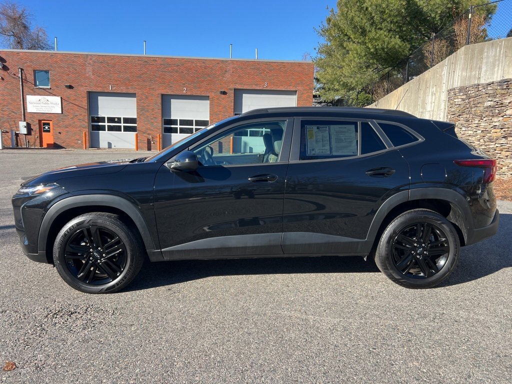 Used 2024 Chevrolet Trax ACTIV w/ Sunroof Package image 2
