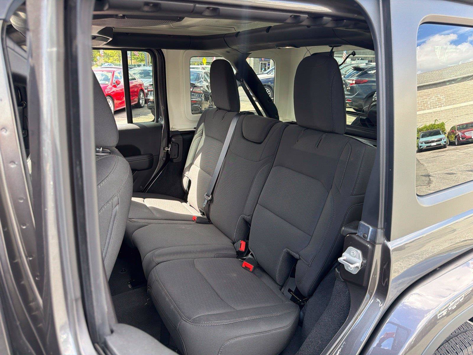 Used 2022 Jeep Wrangler Unlimited Sahara AWD/4WD image 22