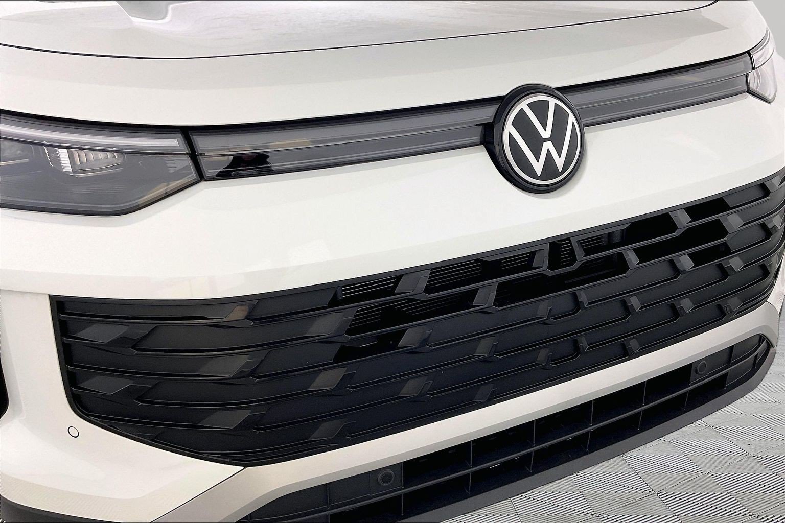 Used 2025 Volkswagen Tiguan SE AWD/4WD image 28