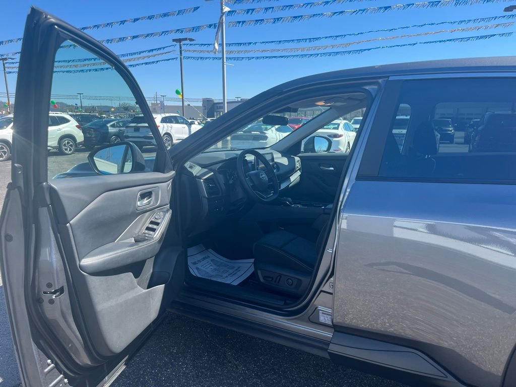 Used 2025 Nissan Rogue SV AWD/4WD image 8