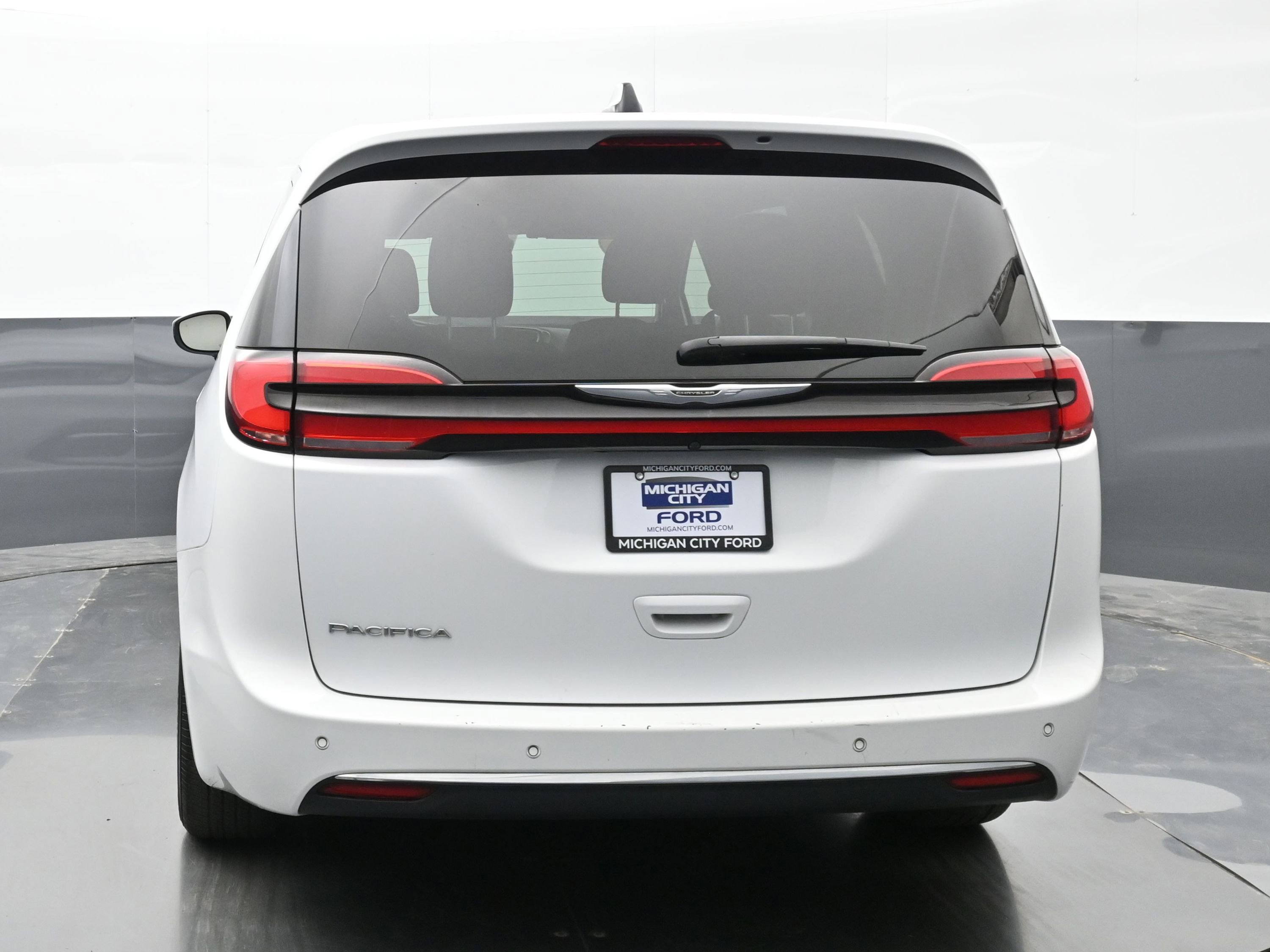Used 2023 Chrysler Pacifica Touring FWD image 2