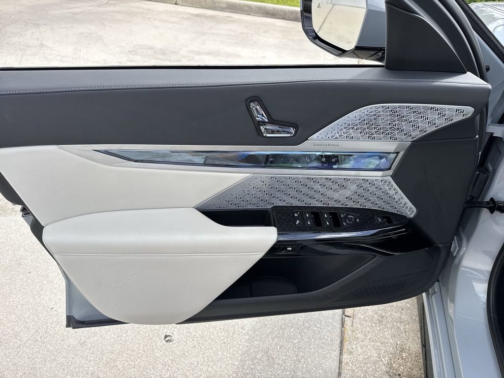 Used 2023 BMW 760i xDrive image 39