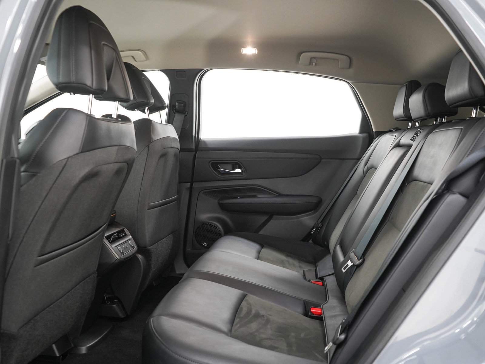 Used 2024 Nissan Ariya AWD image 15