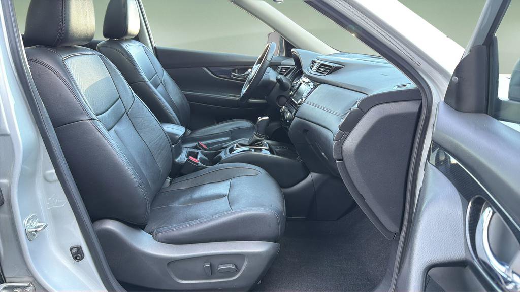 Used 2019 Nissan Rogue SL w/ Premium Package image 11