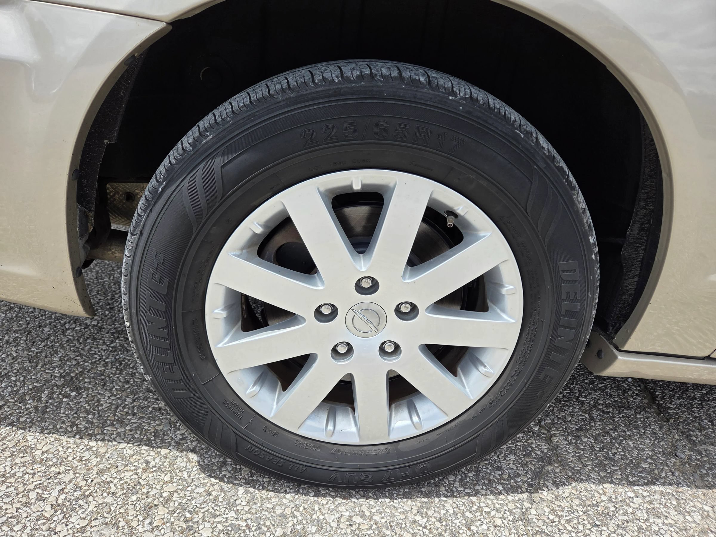 Used 2016 Chrysler Town & Country Touring FWD image 10