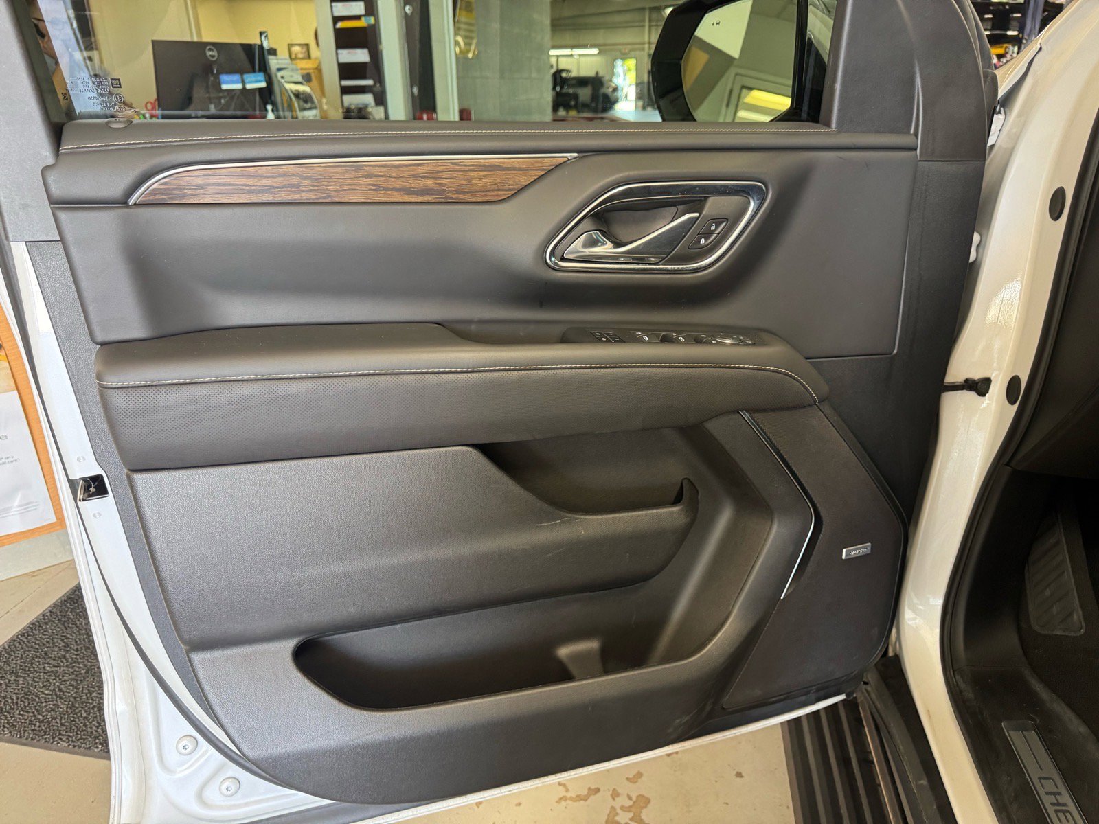 Used 2024 Chevrolet Suburban Premier w/ Premium Package AWD/4WD image 18