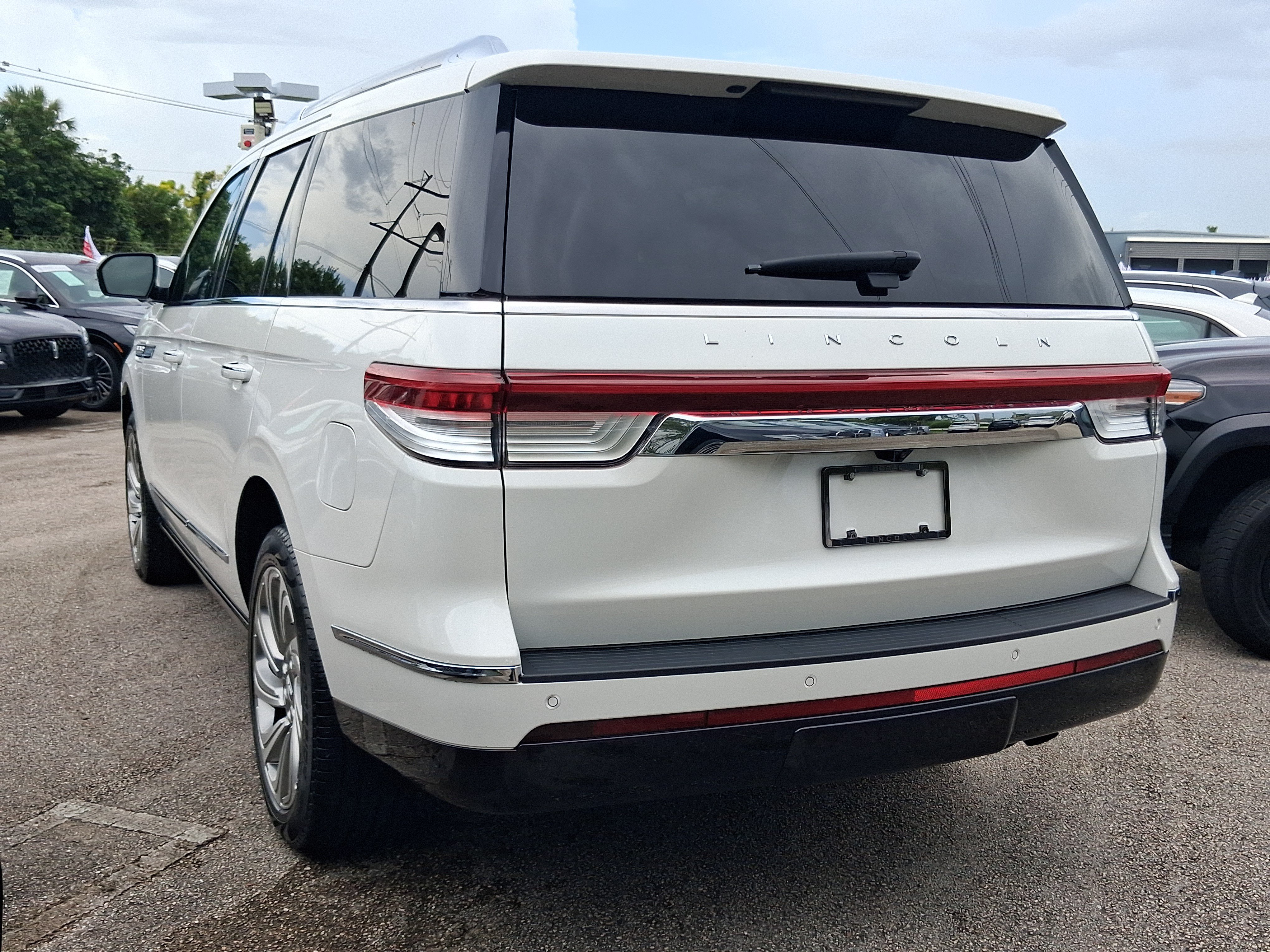 Certified 2024 Lincoln Navigator Premiere AWD/4WD image 3