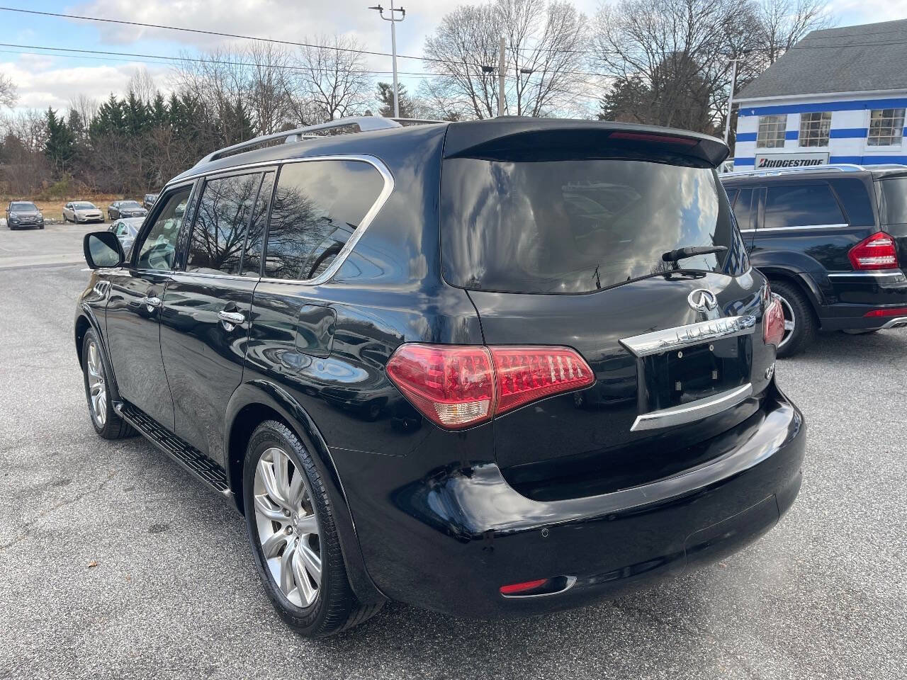 Used 2011 INFINITI QX56 Base 4x4 4dr SUV w/ Deluxe Touring Pkg image 4