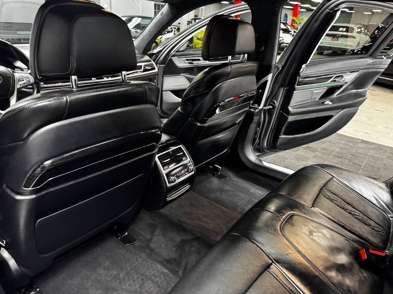 Used 2016 BMW 750i image 40