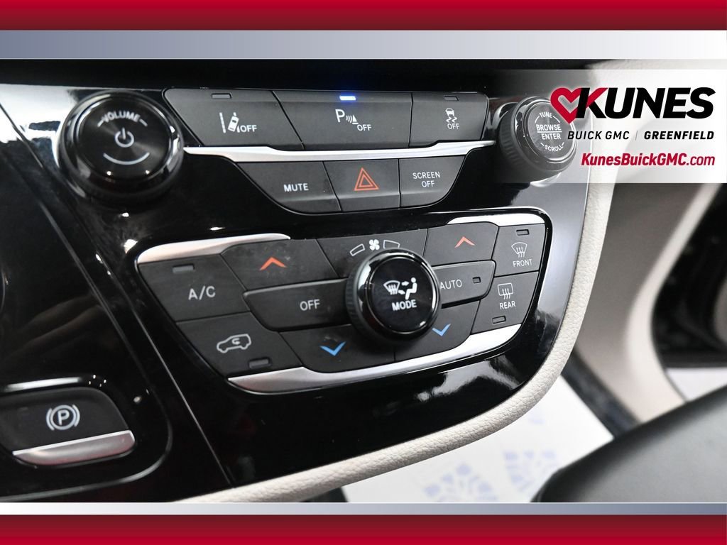 Used 2024 Chrysler Pacifica Select FWD image 36