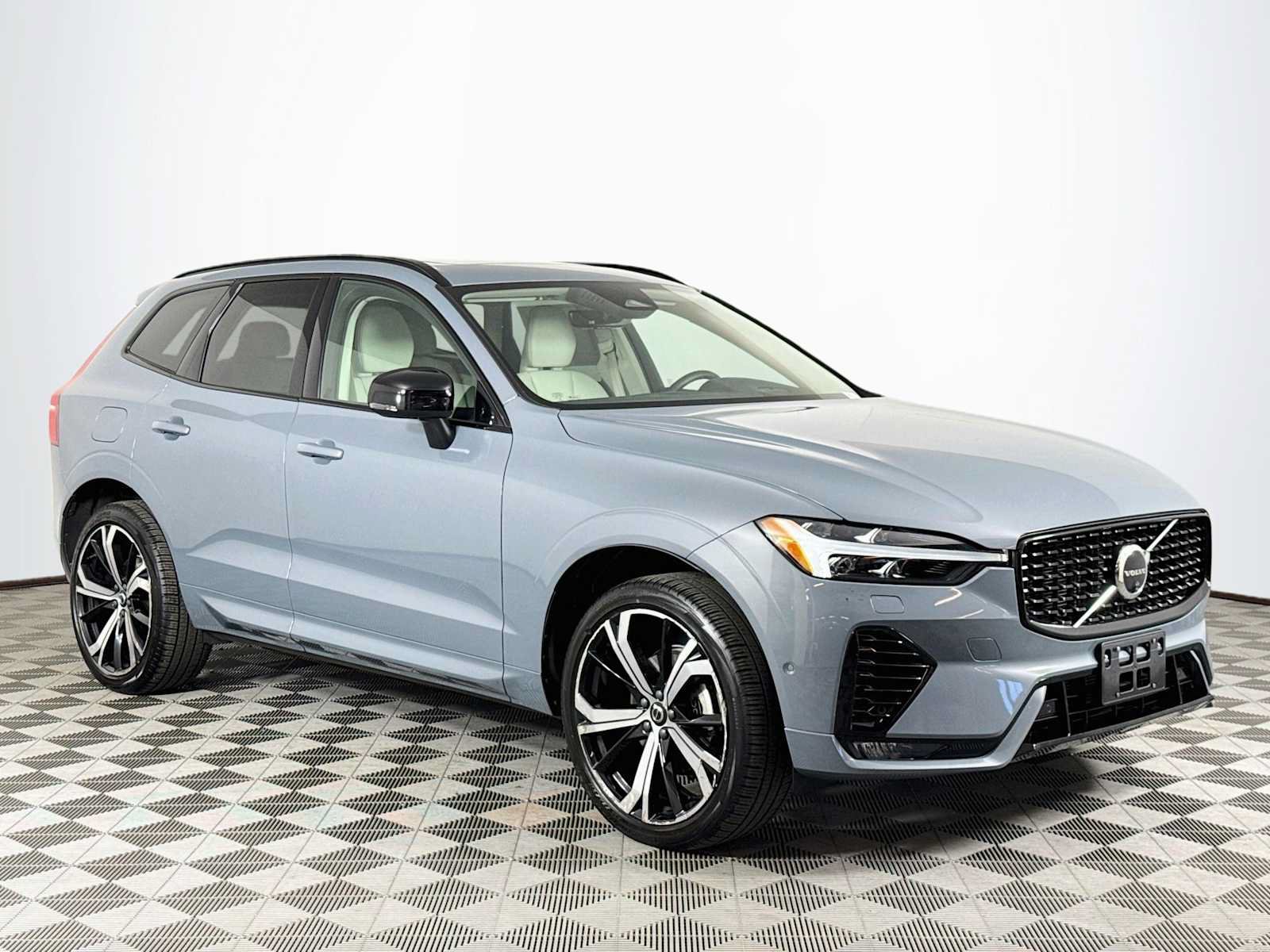 Used 2023 Volvo XC60 B5 Ultimate w/ Climate Package AWD/4WD image 3