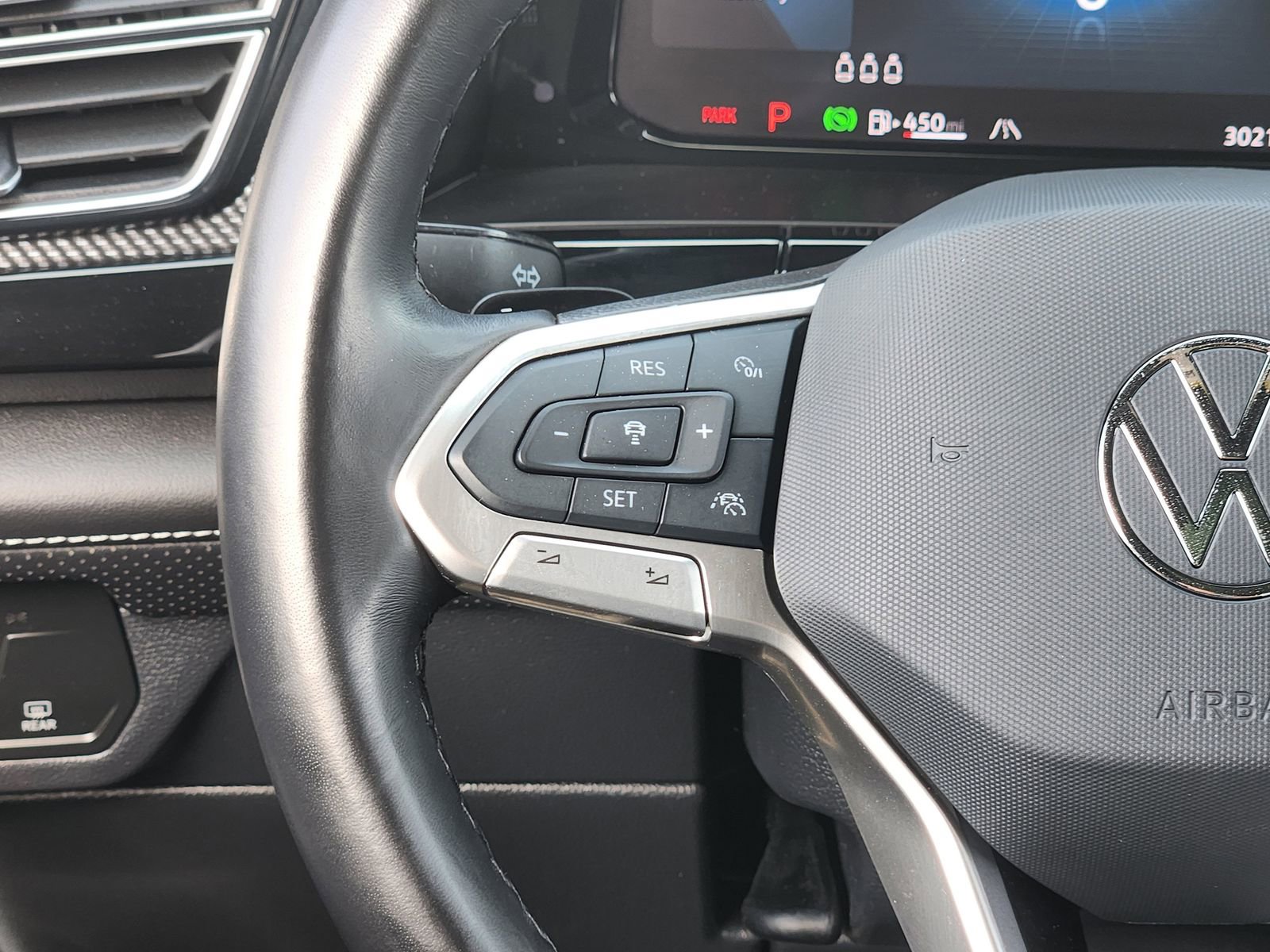 Used 2025 Volkswagen Atlas Cross Sport SEL R-Line image 32