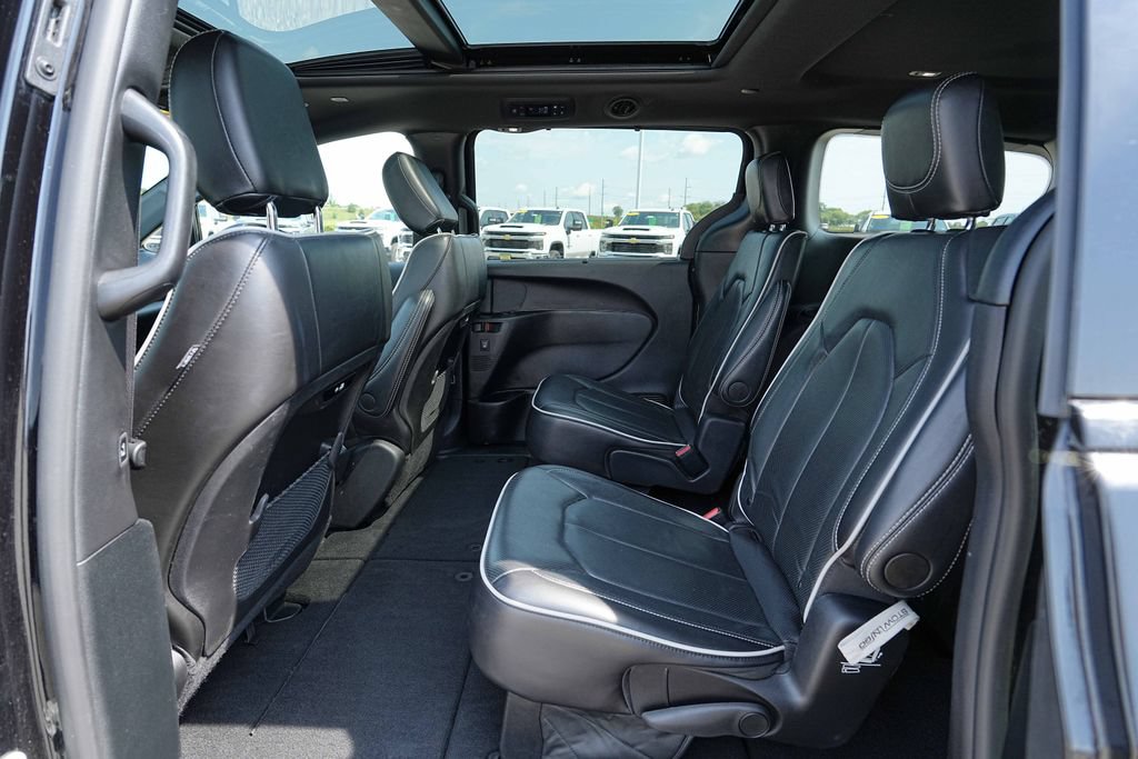 Used 2025 Chrysler Pacifica Limited FWD image 18