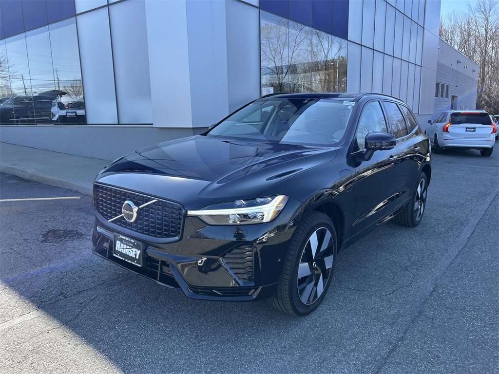 Certified 2025 Volvo XC60 T8 Plus w/ Climate Package image 4