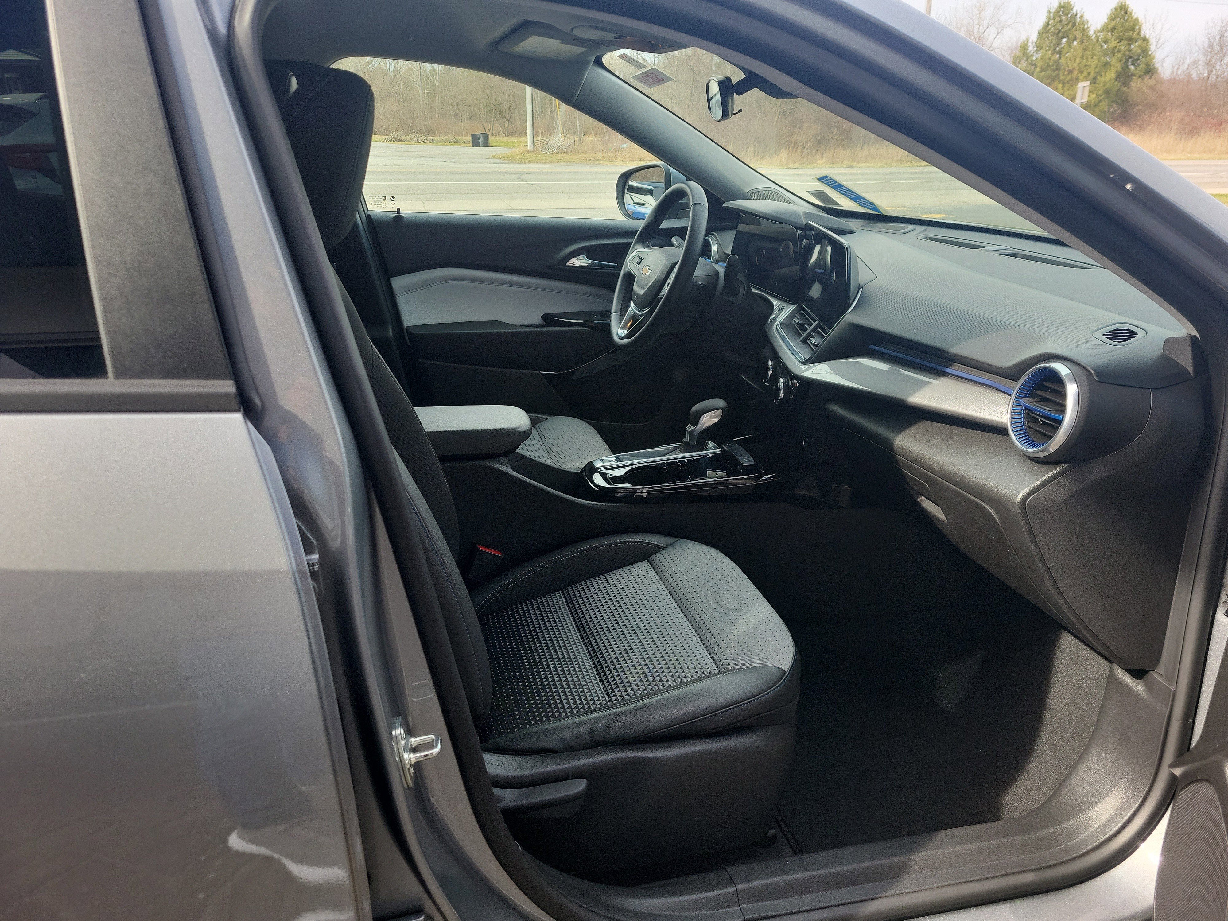 Certified 2024 Chevrolet Trax LT w/ Driver Confidence Package image 18