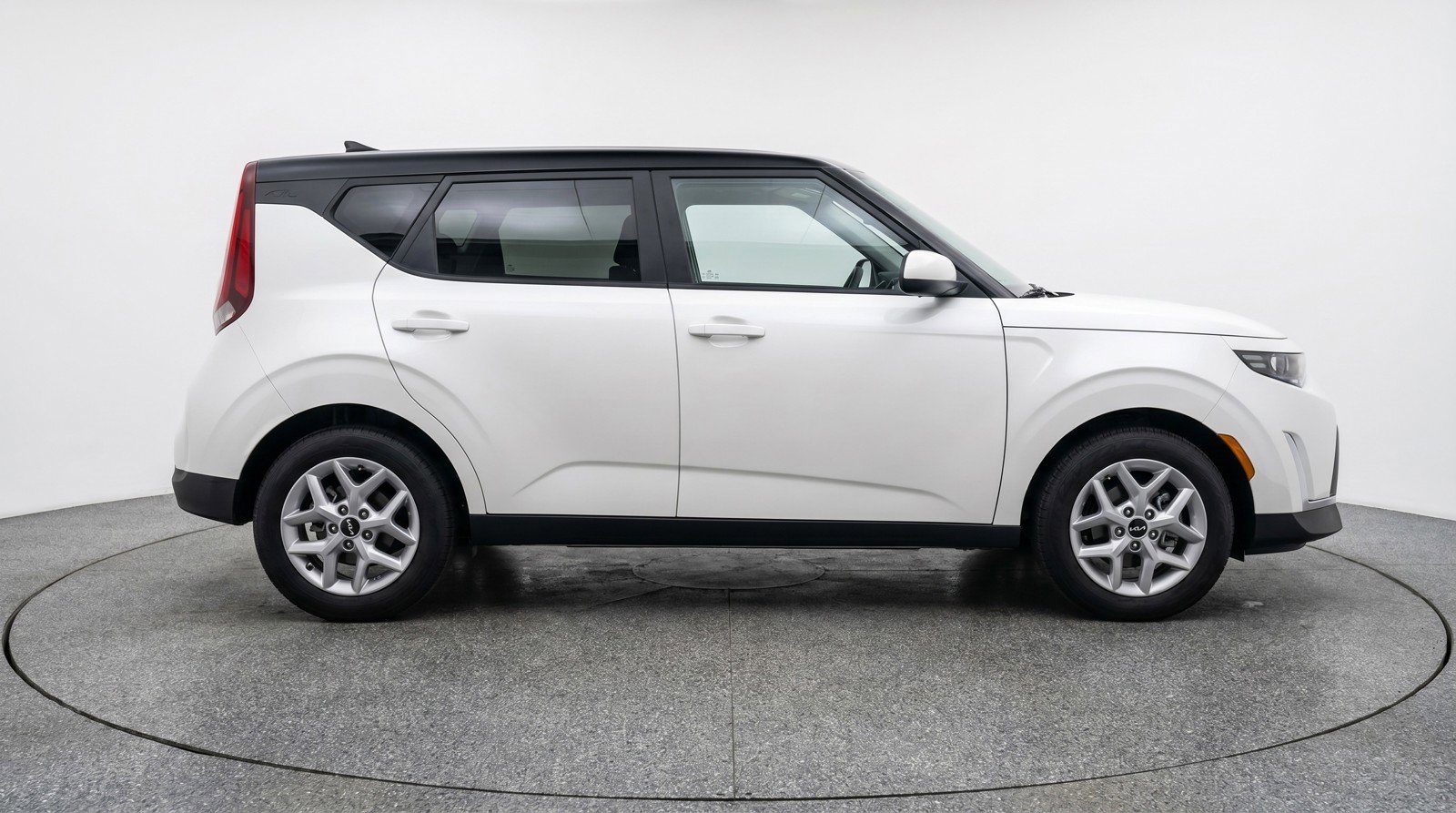 Used 2025 Kia Soul LX w/ LX Technology Package FWD image 11
