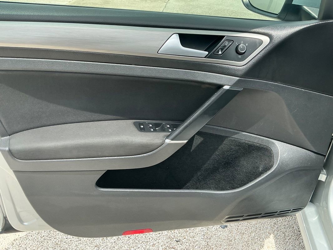 Used 2016 Volkswagen Golf S image 13