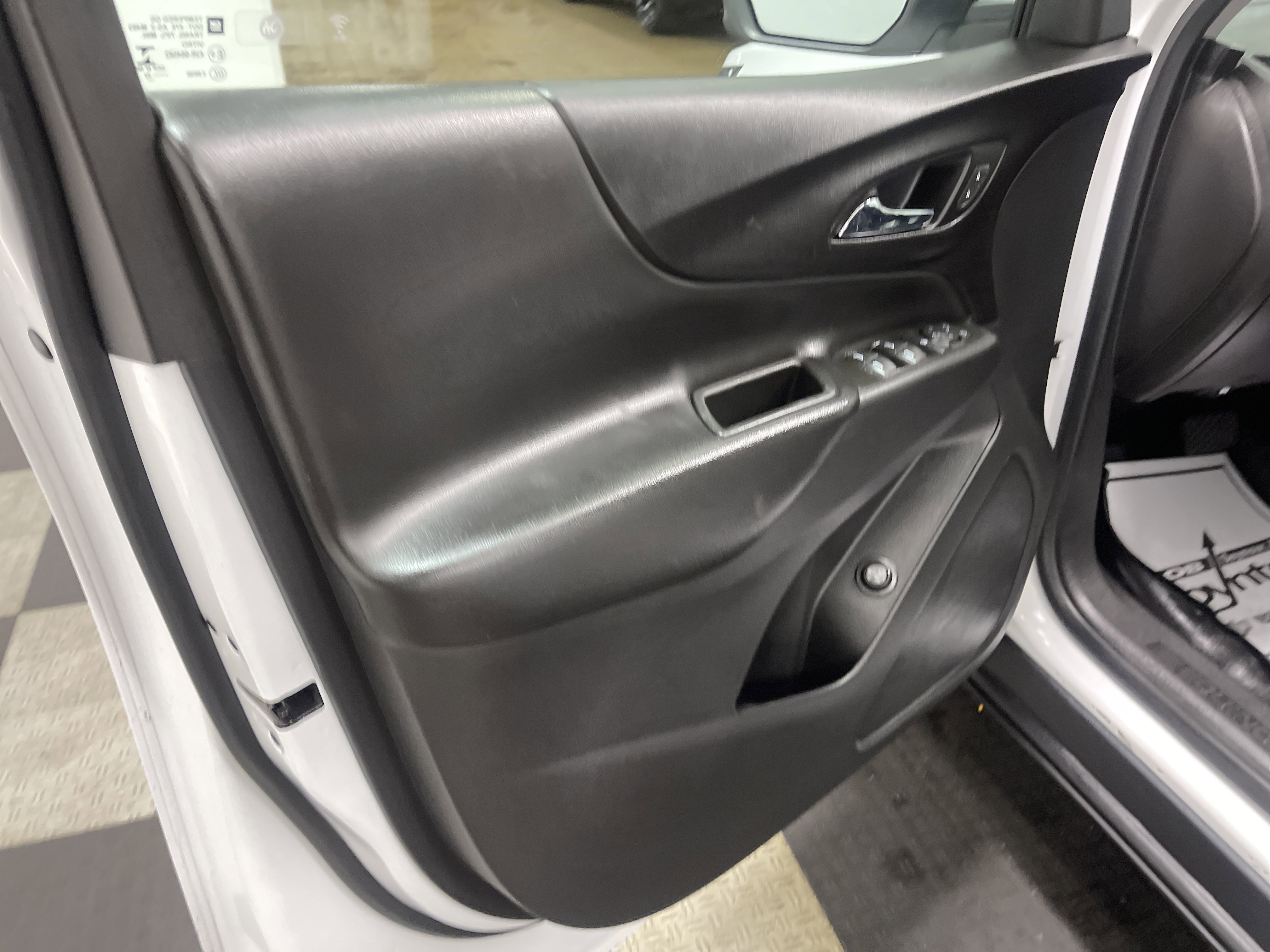 Used 2022 Chevrolet Equinox LT w/ Driver Convenience Package image 10