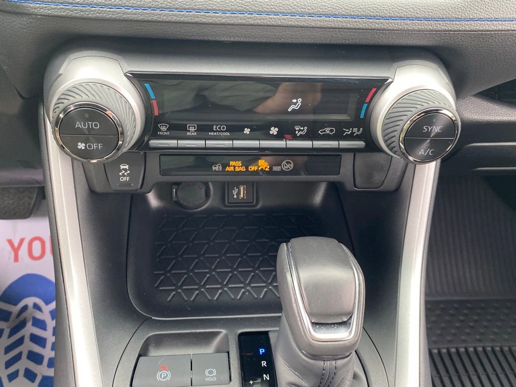 Used 2025 Toyota RAV4 SE image 24
