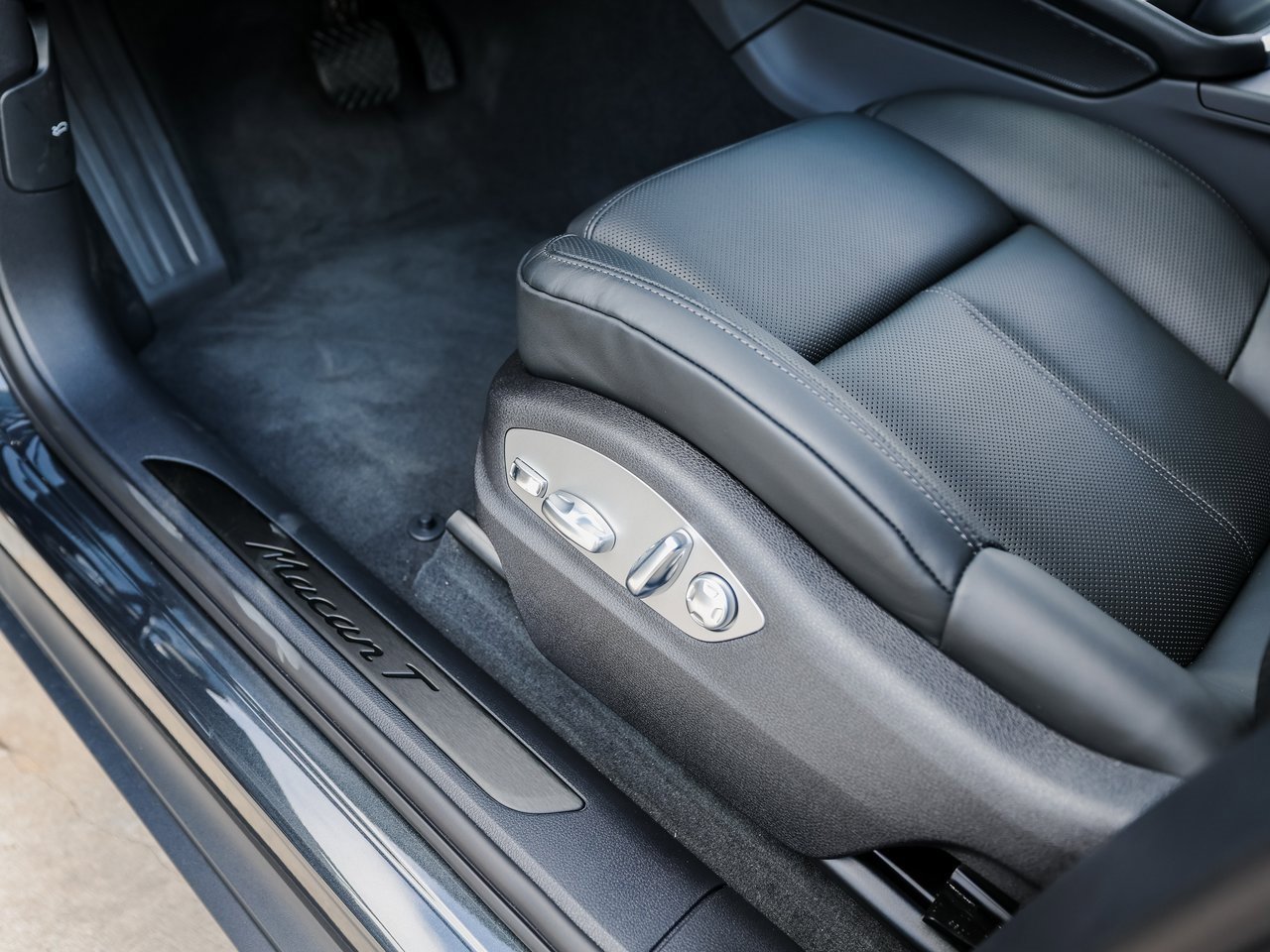 New 2026 Porsche Macan Turbo image 14