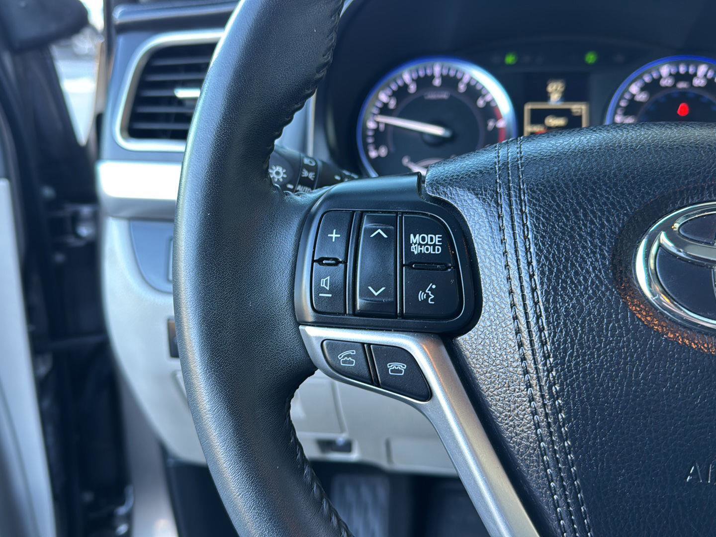 Used 2016 Toyota Highlander XLE image 18