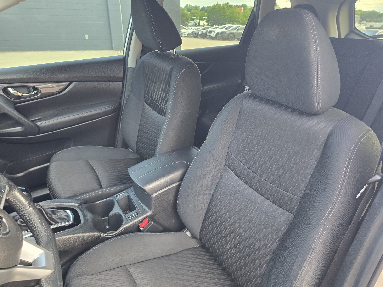 Used 2018 Nissan Rogue SV FWD image 13