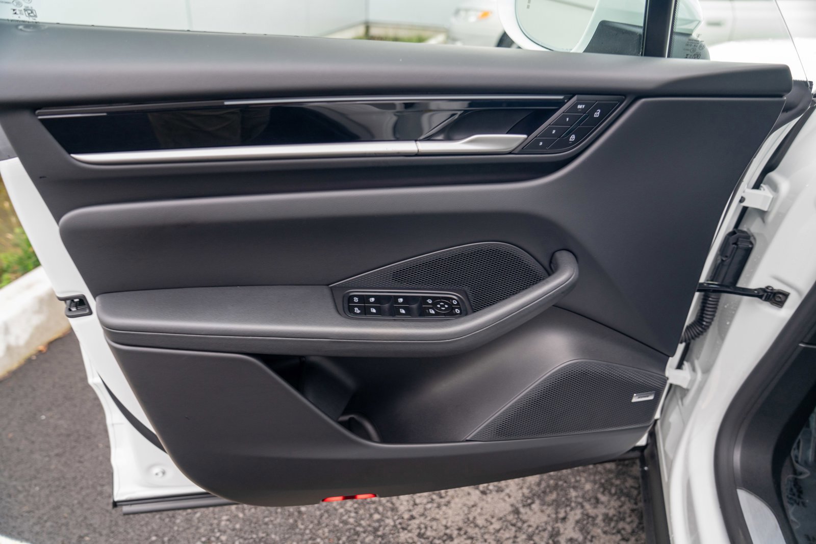 Certified 2025 Porsche Macan Electric image 10