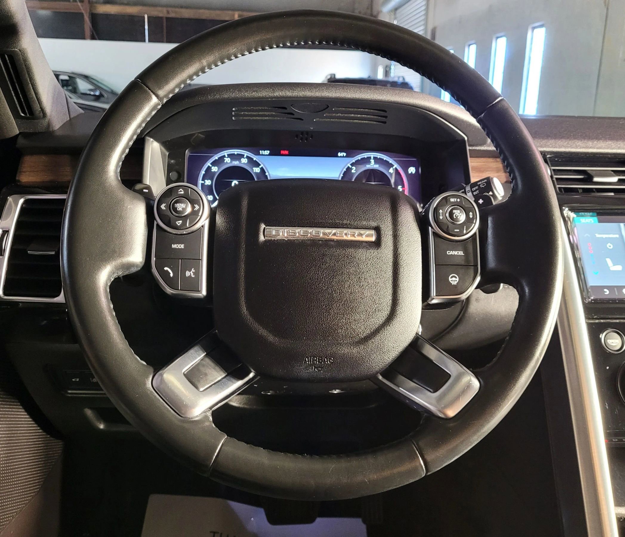 Used 2018 Land Rover Discovery HSE Luxury image 29
