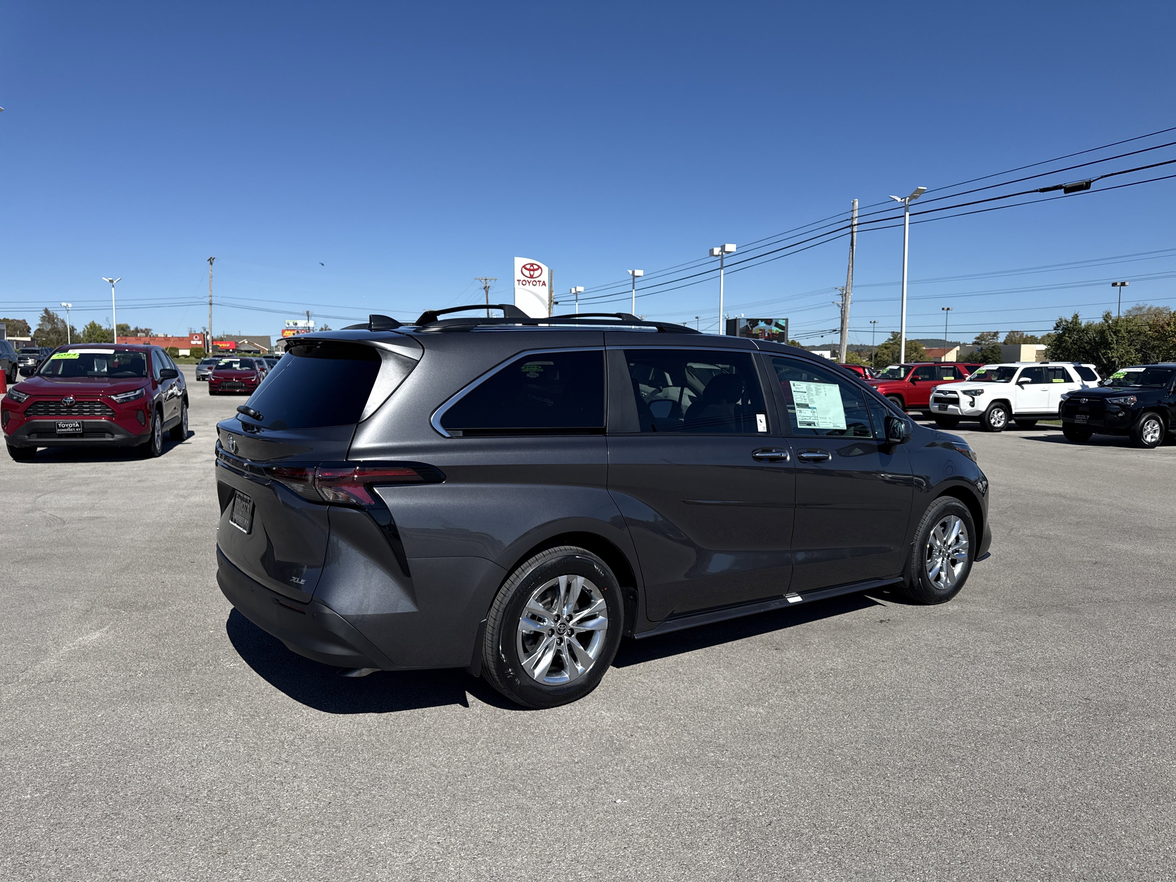New 2025 Toyota Sienna XLE image 3