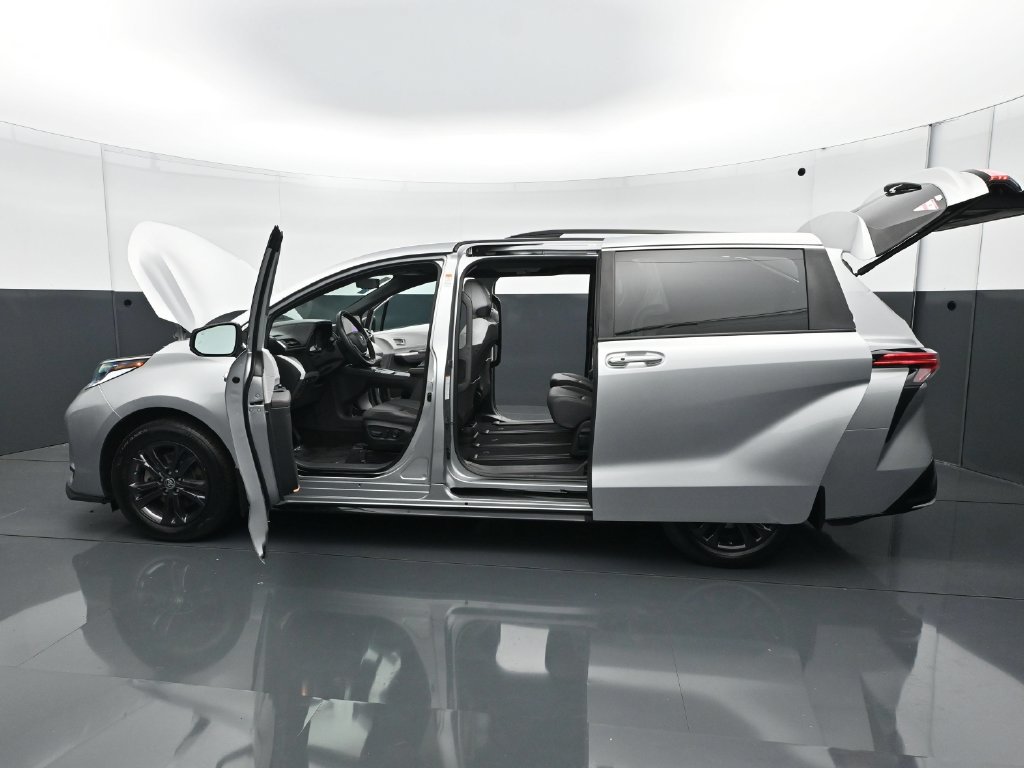 Used 2024 Toyota Sienna XSE AWD/4WD image 31