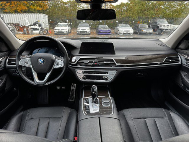 Used 2018 BMW 740i xDrive image 25