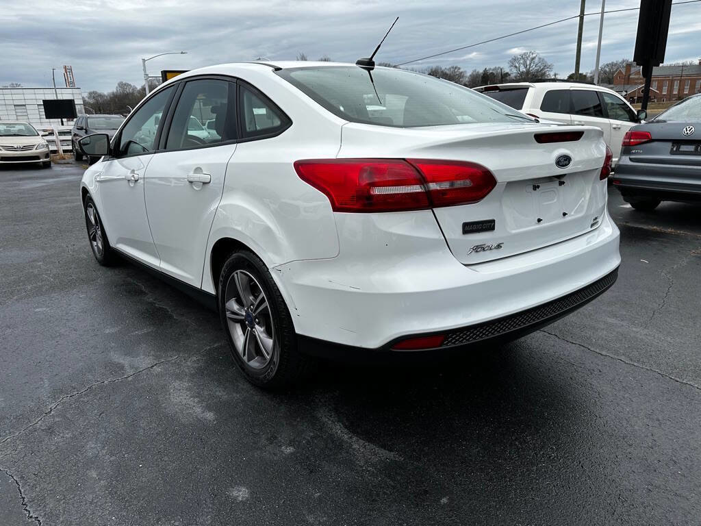 Used 2018 Ford Focus SE w/ SE Appearance Package image 5