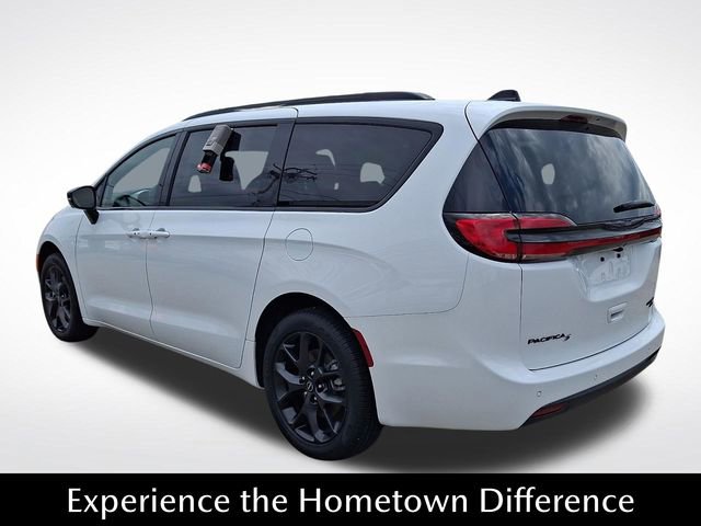 Used 2026 Chrysler Pacifica Limited w/ S Appearance Package AWD/4WD image 4