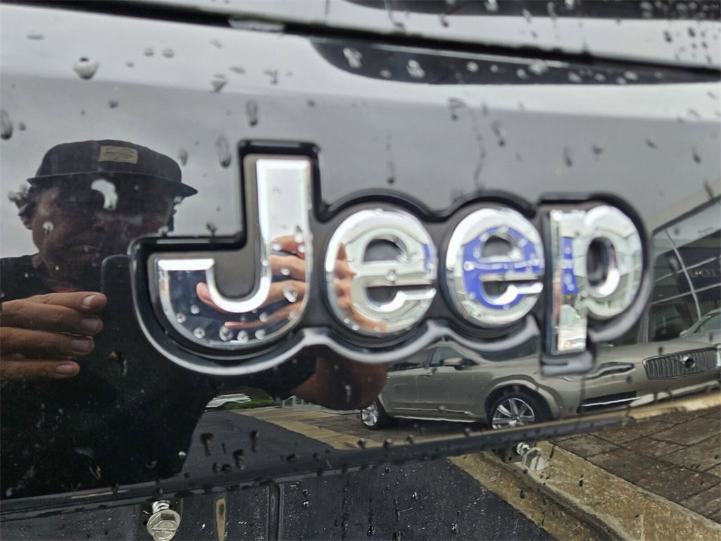 Used 2021 Jeep Grand Cherokee Laredo image 11