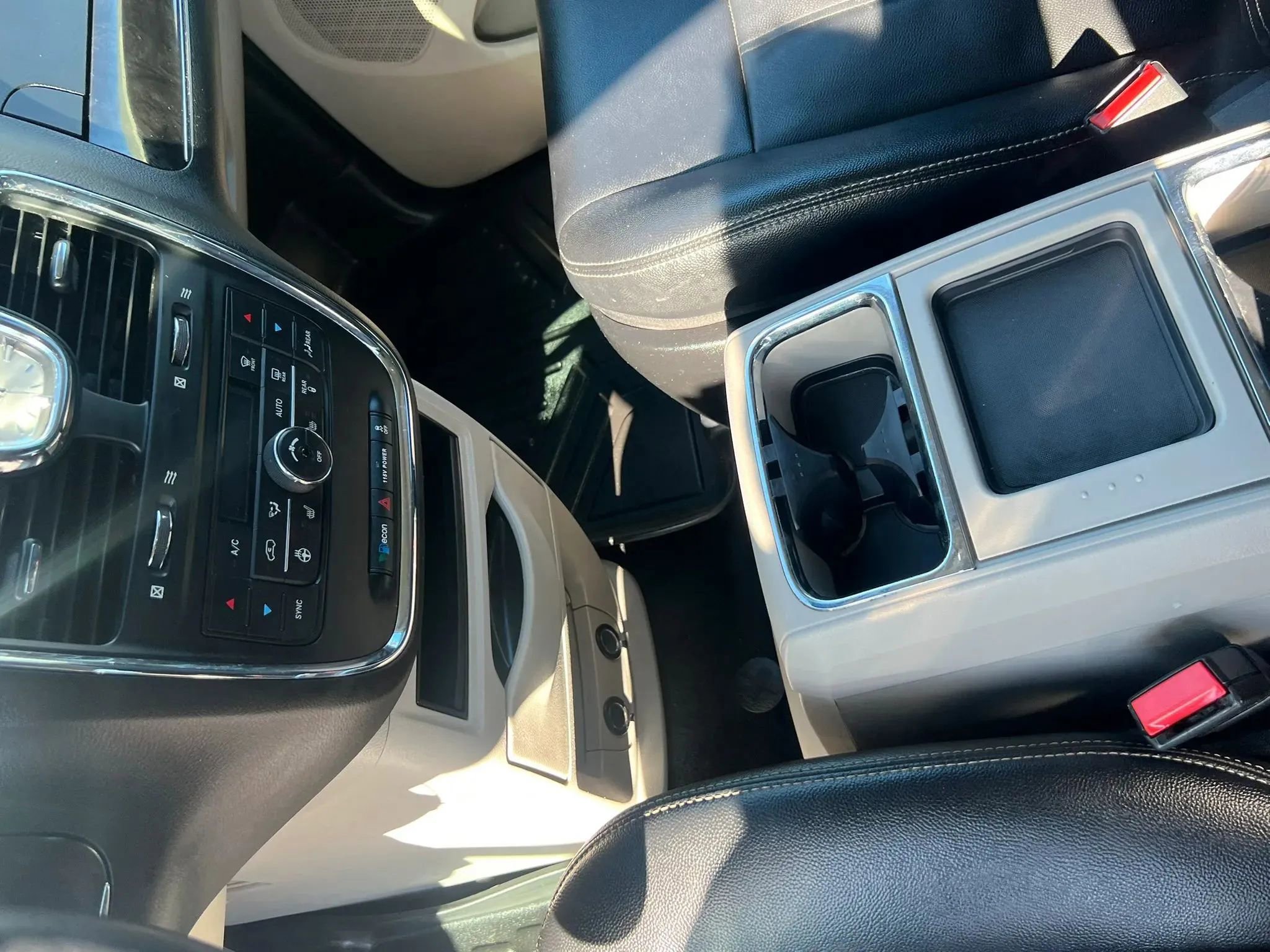 Used 2016 Chrysler Town & Country Touring w/ Driver Convenience Group image 11