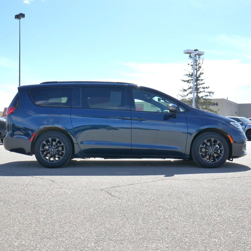 Used 2021 Chrysler Pacifica Touring-L w/ S Appearance Package FWD image 12