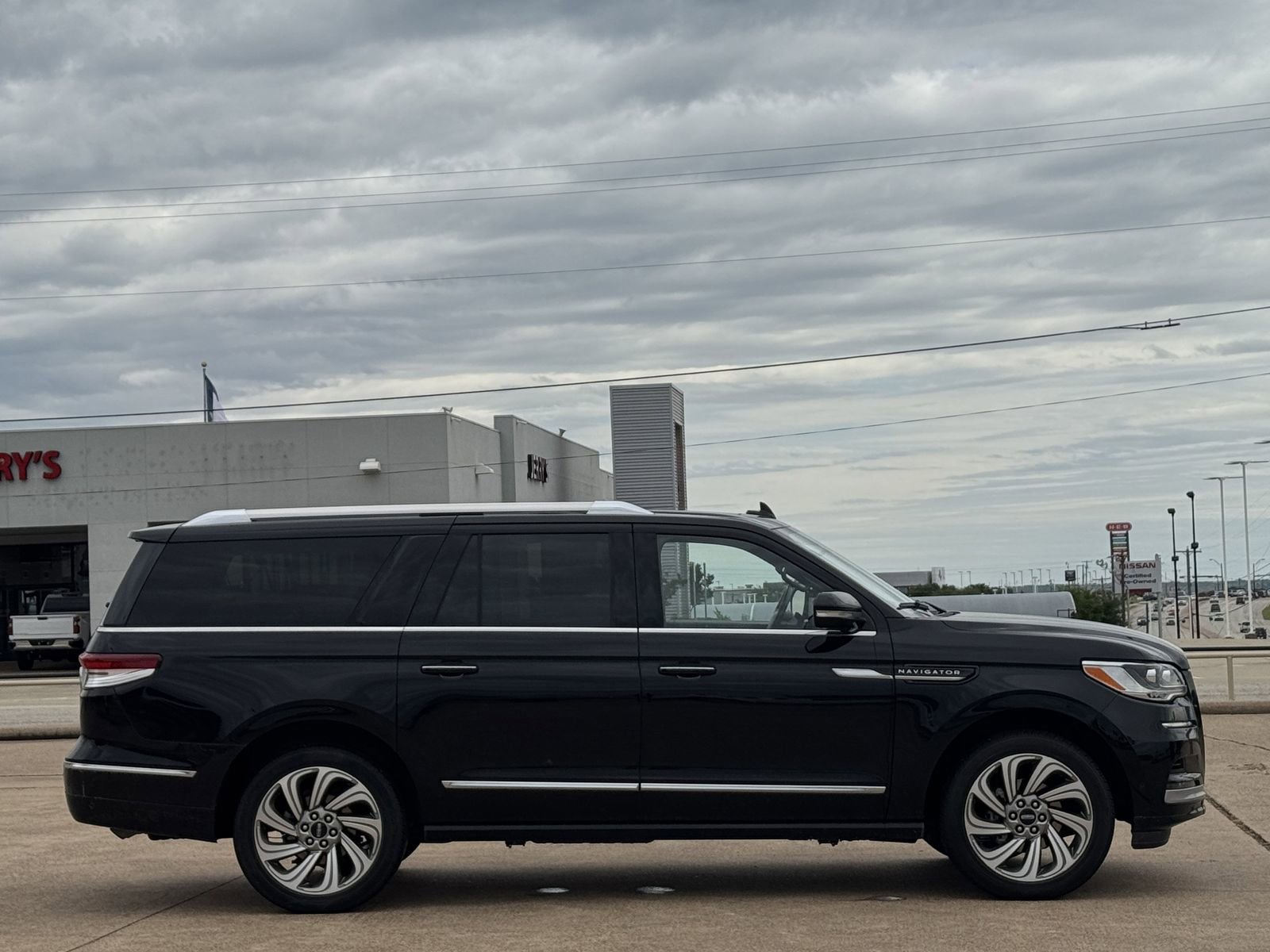 Used 2022 Lincoln Navigator L Reserve AWD/4WD image 3