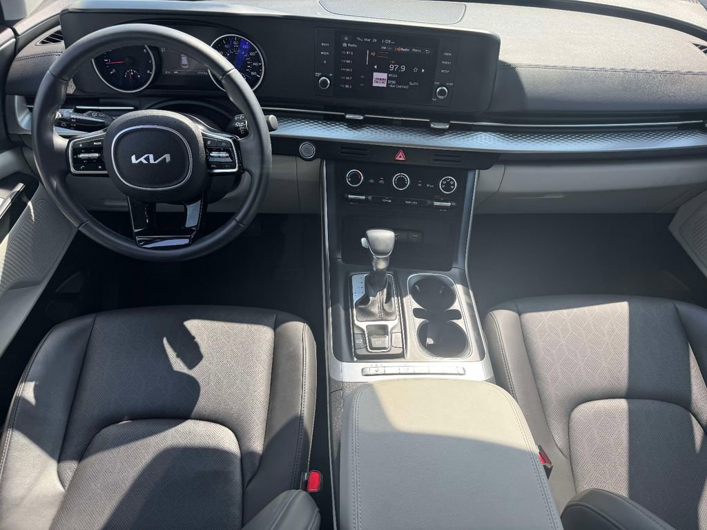 Used 2024 Kia Carnival LX FWD image 12