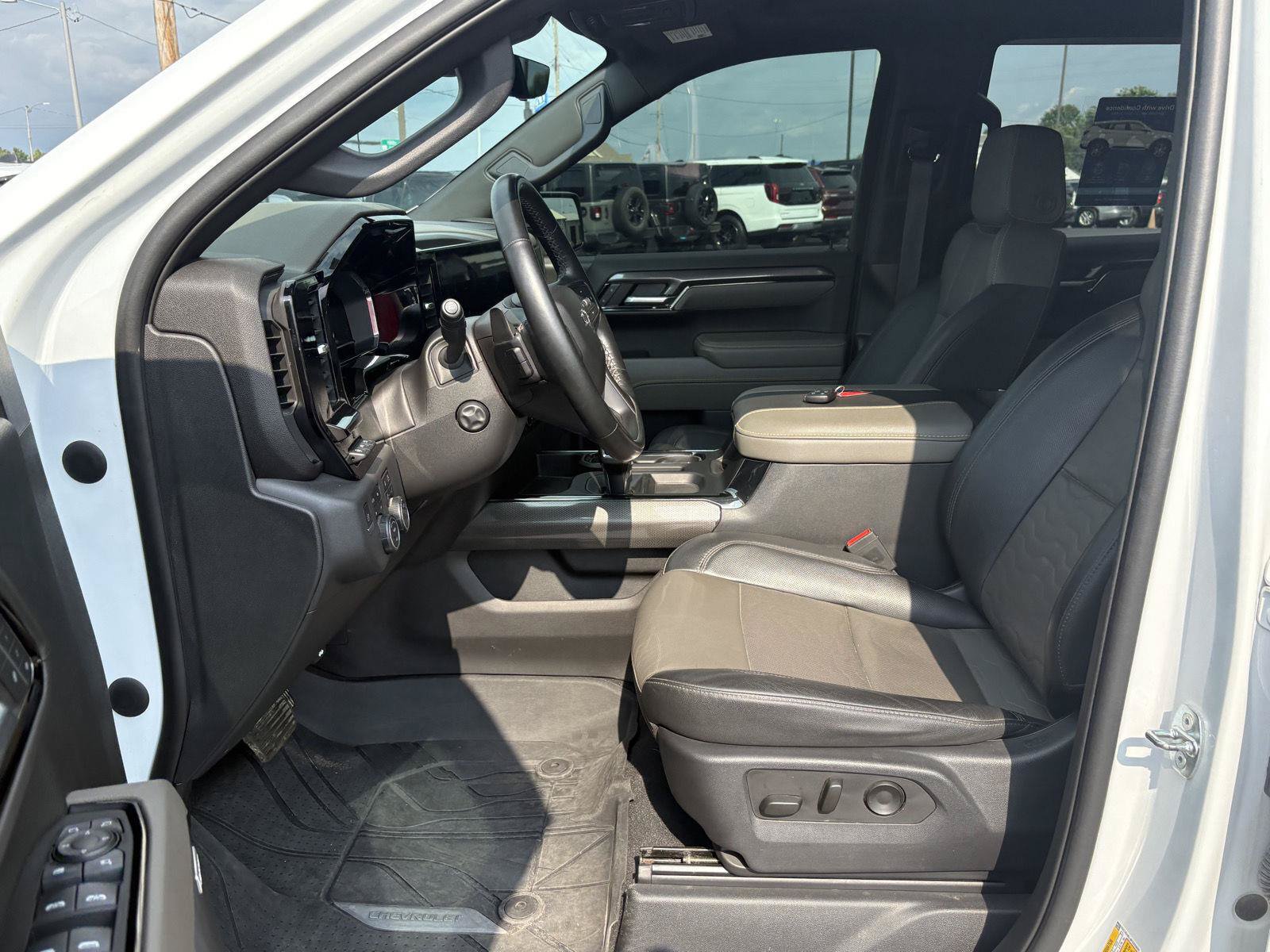 Used 2023 Chevrolet Silverado 1500 ZR2 w/ Technology Package AWD/4WD image 4