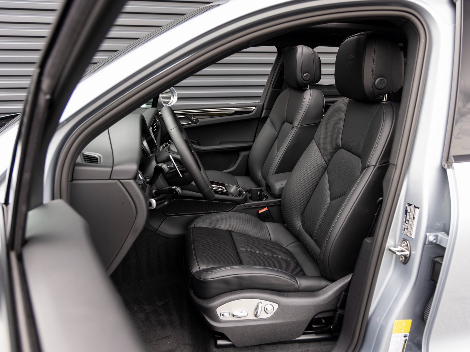 Certified 2025 Porsche Macan image 5