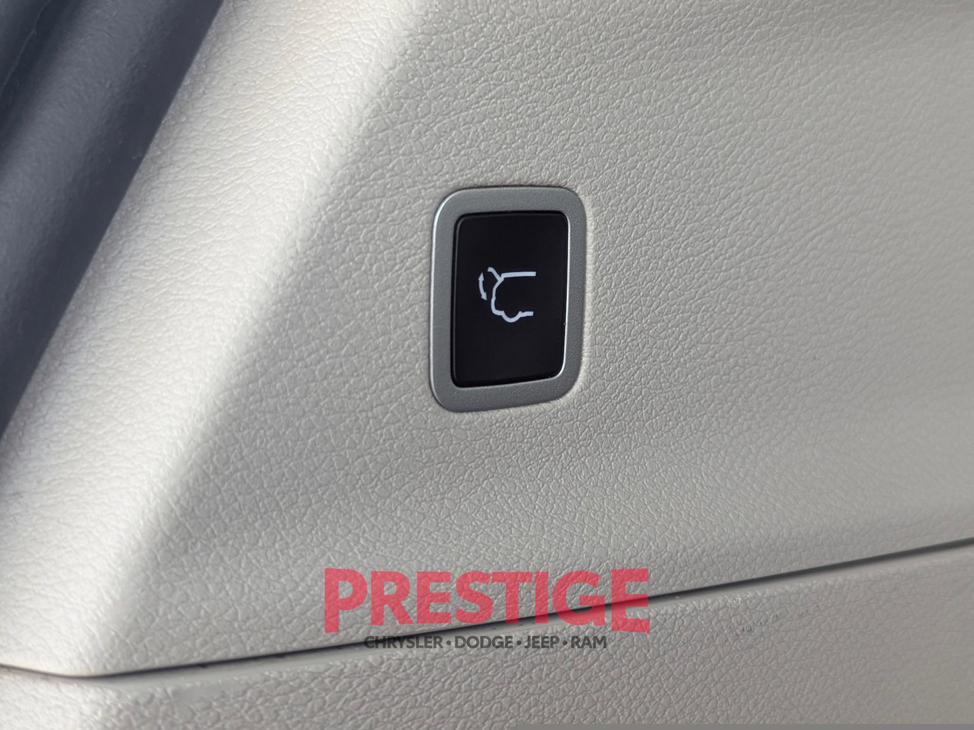 Used 2024 Chrysler Pacifica Select image 10