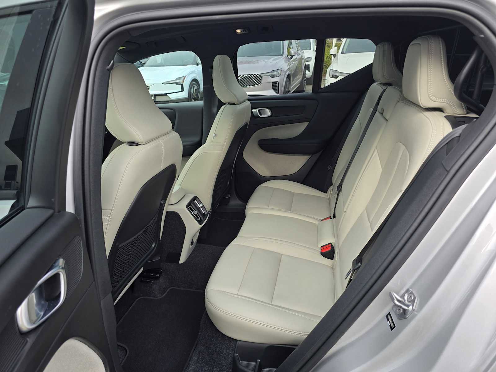 Used 2019 Volvo XC40 T5 Momentum image 16