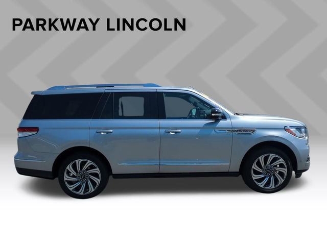 Used 2024 Lincoln Navigator Reserve image 4
