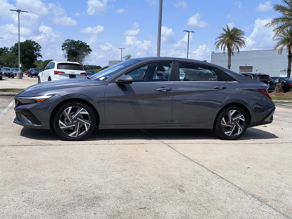 Used 2024 Hyundai Elantra Limited image 3