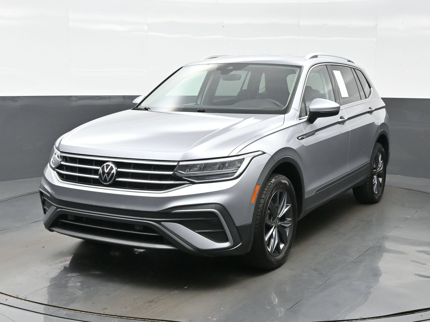 Used 2022 Volkswagen Tiguan SE AWD/4WD image 1