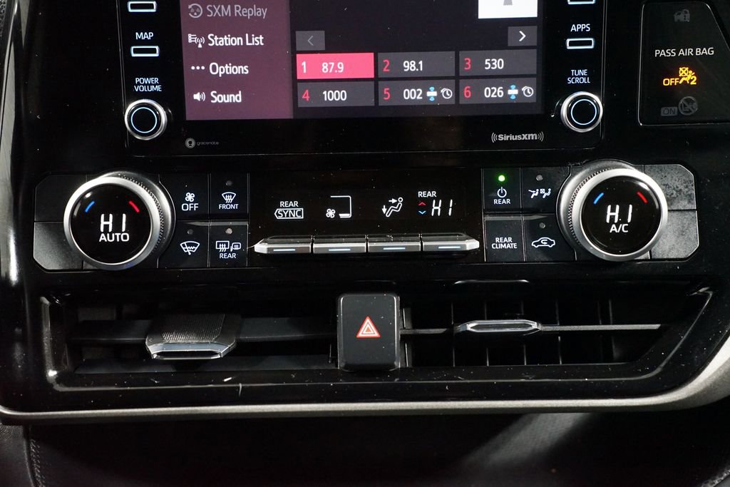 Used 2021 Toyota Highlander L image 19